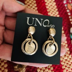 Uno de Cincuenta dangle earrings.